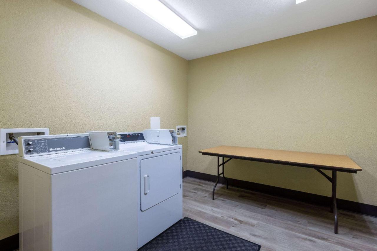 Super 8 By Wyndham Nixa/Springfield Area Hotel Екстериор снимка