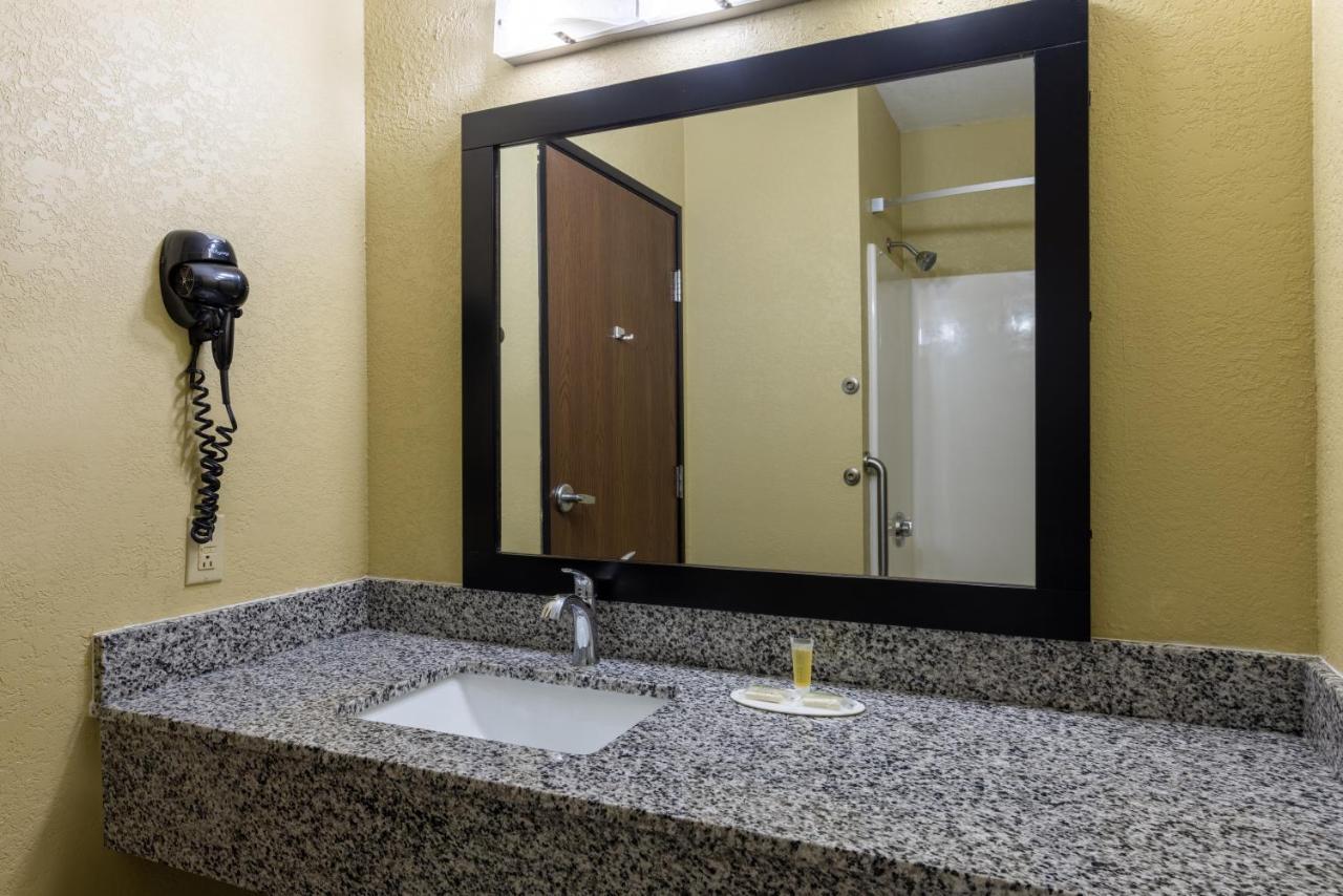 Super 8 By Wyndham Nixa/Springfield Area Hotel Екстериор снимка