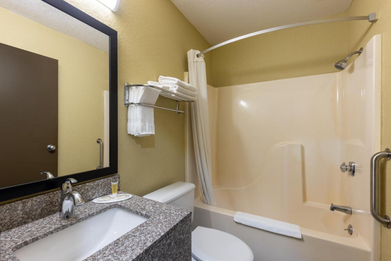 Super 8 By Wyndham Nixa/Springfield Area Hotel Екстериор снимка
